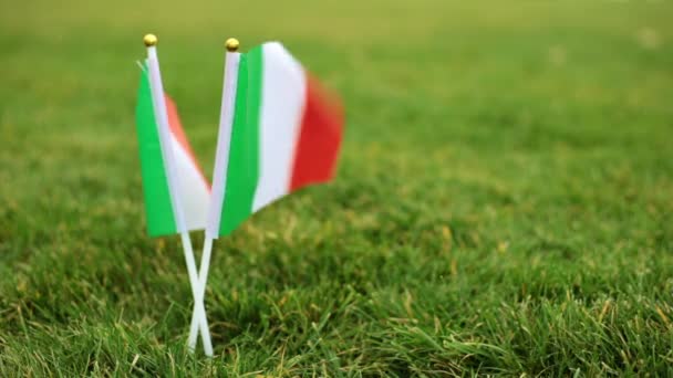 Olasz zászló és a foci labdát a füvön. - Felvétel, videó