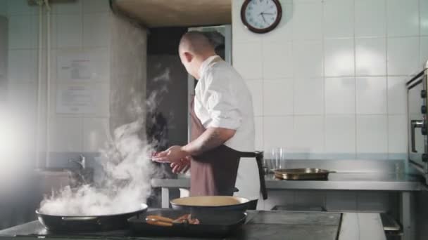 Kuchař vaření špaget v restauraci - Záběry, video
