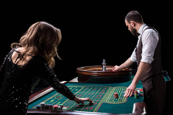 Croupier en vrouw speler aan een tafel in een casino. Foto van een c - Foto, afbeelding