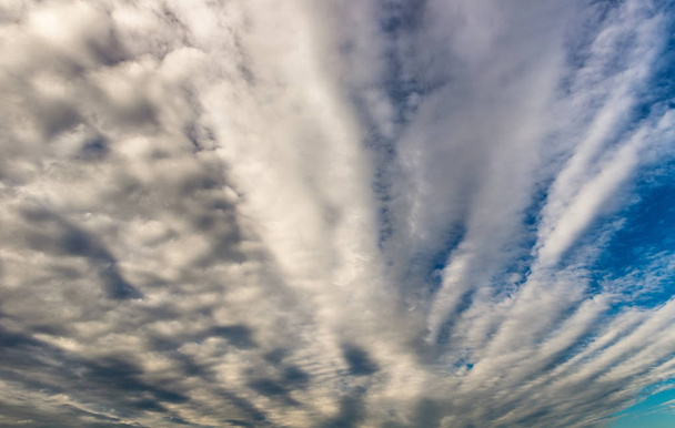 Στρωματοποιημένη σύννεφα στο μπλε του ουρανού. - Φωτογραφία, εικόνα