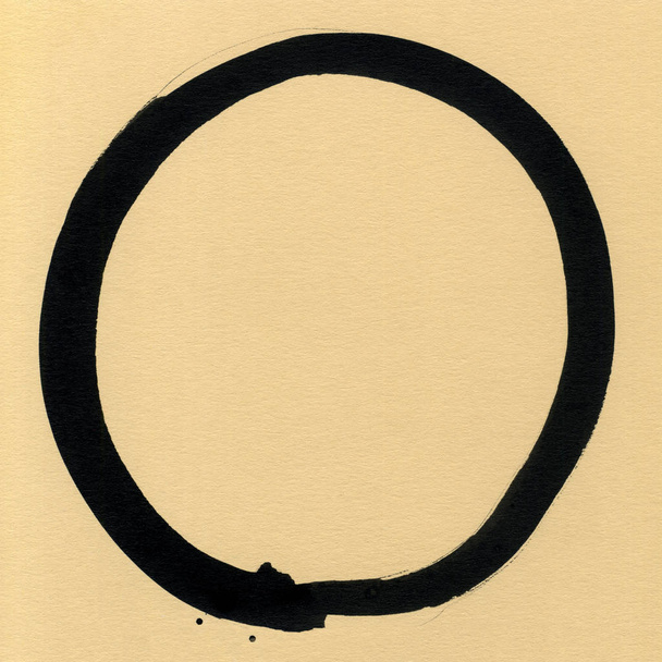 schwarzer Pinselstrich in Form eines Kreises. Zeichnung in Tuschskizze handgefertigt. - Foto, Bild
