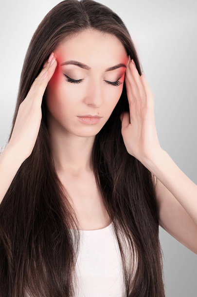 Μια γυναίκα που πάσχουν από άγχος ή επώδυνη πονοκέφαλος όταν κρατά πίσω. Ο πόνος είναι επώδυνη. Ερεθισμός θεραπεία. - Φωτογραφία, εικόνα