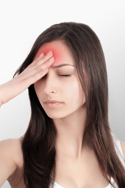Una donna che soffre di stress o mal di testa doloroso quando tiene la schiena. Il dolore è doloroso. Trattamento dell'irritazione
. - Foto, immagini