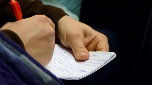 člověk je psaní poznámek ve svém zápisníku - Záběry, video