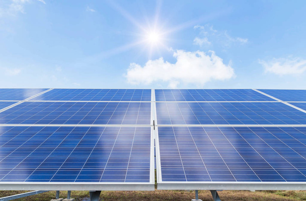 A matriz solar ou o módulo solar ou os painéis solares na planta de energia solar giram para cima para absorver a luz solar do sol usam a energia da luz para gerar eletricidade
 - Foto, Imagem
