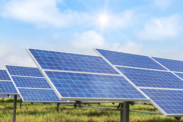 青い空を背景に太陽から太陽光発電代替再生可能エネルギーの多結晶シリコン太陽電池の行配列を閉じる - 写真・画像
