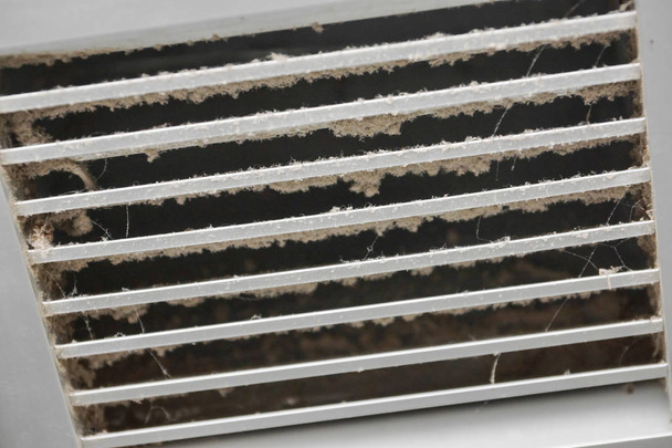 Ventilador de ar sujo cheio de poeira
 - Foto, Imagem