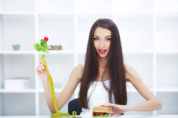 Concept, mooie jonge vrouw kiezen tussen gezond dieet  - Foto, afbeelding