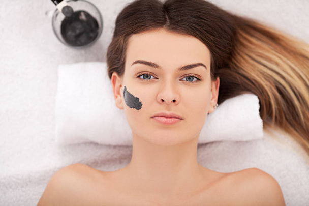 Thérapie spa pour femme recevant un masque facial
 - Photo, image