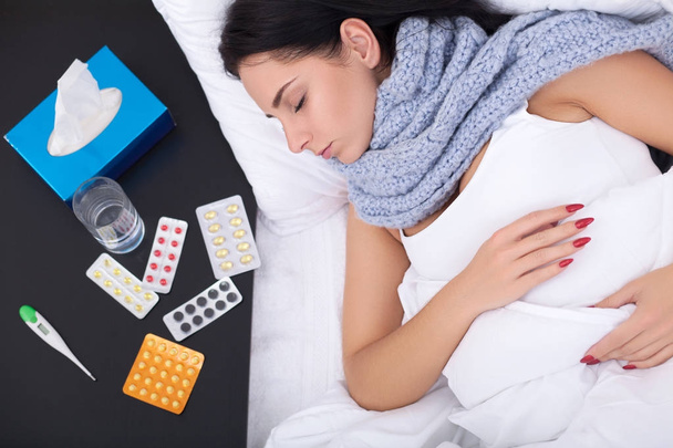 Influenza. Beteg fiatal nő az ágyban otthon pihen - Fotó, kép