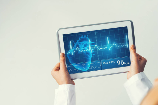 Пристрій планшетного ПК з екраном медичного інтерфейсу в руках лікаря
 - Фото, зображення