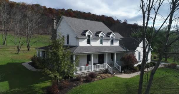 Empuje aéreo lento en la típica casa de campo de Pennsylvania
 - Imágenes, Vídeo