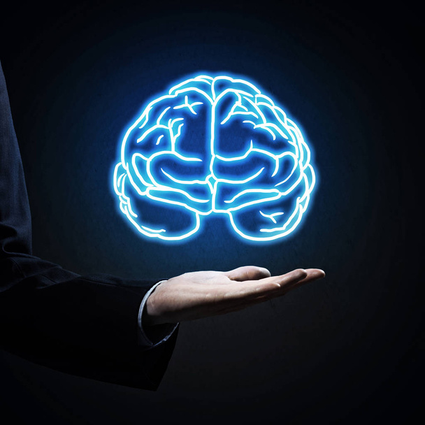 zakenman hand met hersenen in palm - Foto, afbeelding