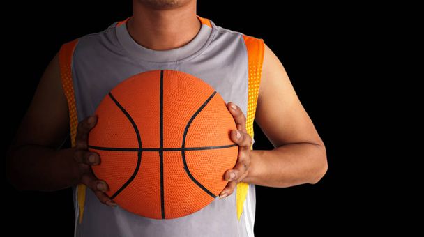 Bola de basquete e jogador de basquete isolado no backgrou preto
 - Foto, Imagem