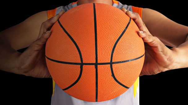 Kosárlabda labda és elszigetelt fekete háttérb kosárlabdázó - Fotó, kép