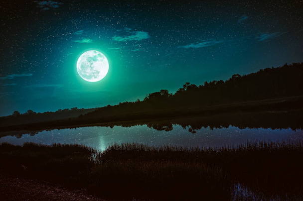 夜空の満月と多くの星、安らぎ、自然の背景 - 写真・画像