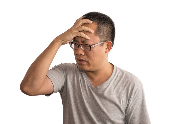 asiatischer Mann mit Kopfschmerzen auf isoliertem Hintergrund - Foto, Bild