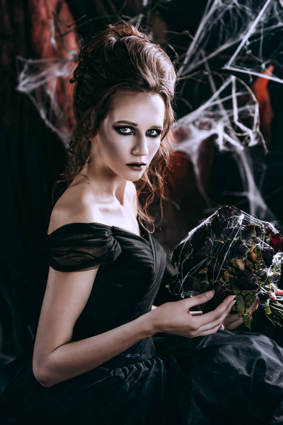 Dark woman in black - Foto, afbeelding