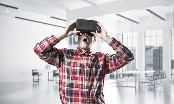 homme avec casque de réalité virtuelle  - Photo, image
