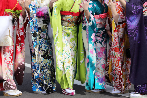 Giovani donne giapponesi che indossano il kimono per la celebrazione del giorno della maggiore età
  - Foto, immagini