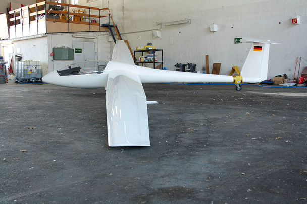 hangar planeador blanco
 - Foto, imagen