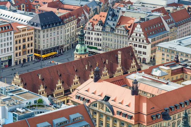LEIPZIG, ALEMANIA - 17 DE JULIO DE 2016: Vista aérea de edificios de la ciudad. Leipzig atrae a 3 millones de turistas anualmente
. - Foto, Imagen
