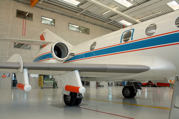 Aviones de negocios en un hangar de aviones
 - Foto, imagen