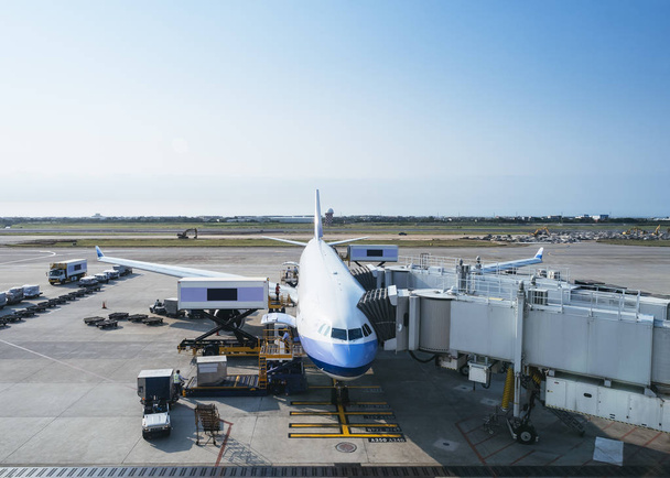 Літак залу очікування вид з посадковий воротах подорожі Аеропортний транзит - Фото, зображення