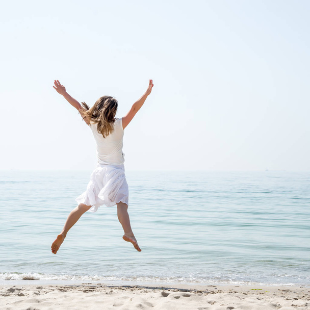 glücklich schöne junge Mädchen springen - Foto, Bild
