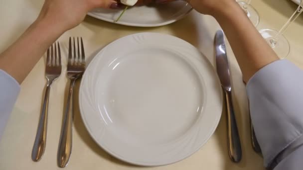 Vista superior de las manos femeninas sosteniendo bruschetta poniéndolo en el plato. tiro en 4k
 - Imágenes, Vídeo