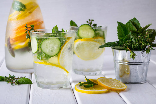 Освіжаючий огірковий коктейль, лимонад, детоксикаційна вода в келихах на білому тлі. Літній напій
. - Фото, зображення
