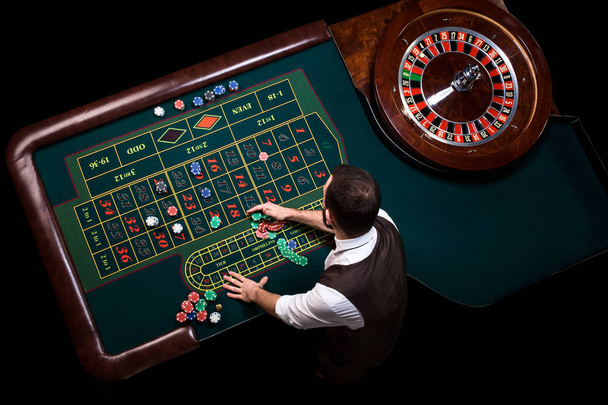 カジノ ディーラーと緑のルーレットのテーブルの平面図です。ジョージア州 - 写真・画像