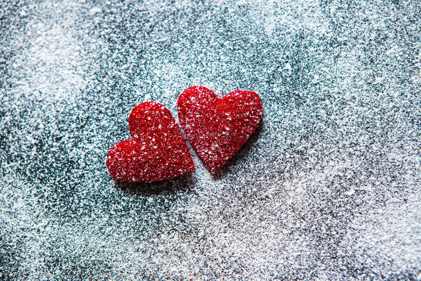 Sevgililer günü. Sevgililer günü tebrik kartı. Ahşap arka plan üzerinde kalp. Aşkın kalp - Fotoğraf, Görsel