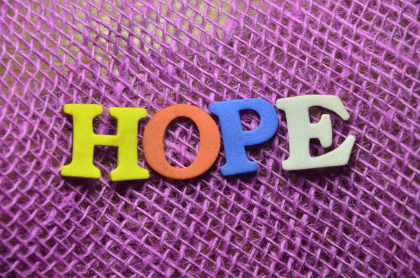 λέξη ελπίδα σε μια αφηρημένη έγχρωμο φόντο - Φωτογραφία, εικόνα