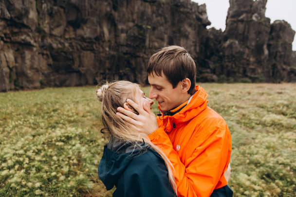 Vista ritagliata di giovane coppia baciare in giornata cupa
 - Foto, immagini