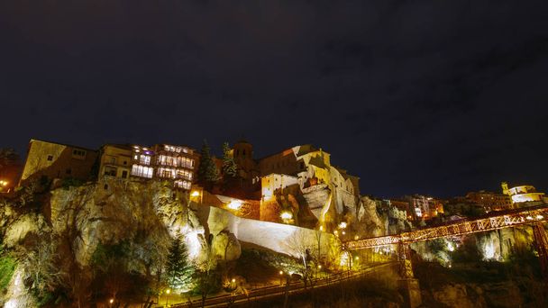 Las famosas casas colgantes en la cima de las rocas por la noche en Cuenca
 - Foto, Imagen