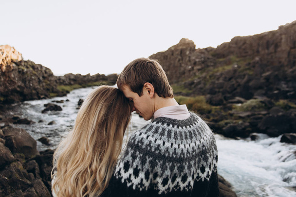 Uzun sarı saçlı genç adam kucaklama güzel kız arkadaşını - Fotoğraf, Görsel