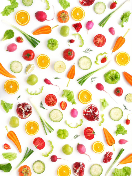 patrón sin costuras con frutas y verduras de color sobre fondo blanco
 - Foto, imagen