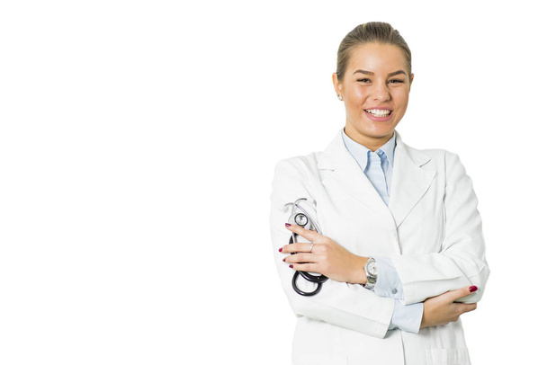 Όμορφη νεαρή γυναίκα γιατρό σχετικά με το λευκό φόντο - Φωτογραφία, εικόνα