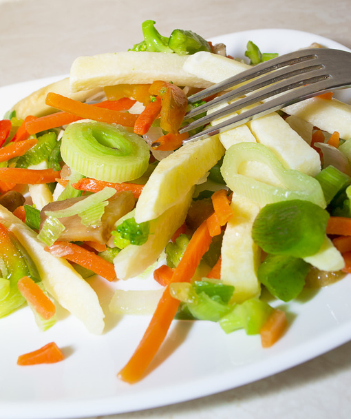párolt zöldségek: burgonya, sárgarépa, hagyma, gomba - Fotó, kép