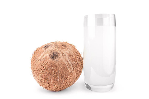 Kokosmilch isoliert auf weißem Hintergrund - Foto, Bild