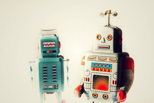 Kızgın vintage teneke oyuncak robotlar, yapay zeka, robot teslim kavramı - Fotoğraf, Görsel