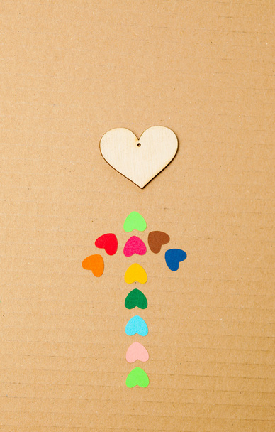 стрілка з різнокольорових паперових сердець з дерев'яним вогнищем
 - Фото, зображення
