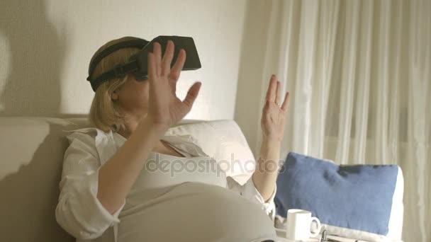 těhotná dívka s brýlemi virtuální realita - Záběry, video