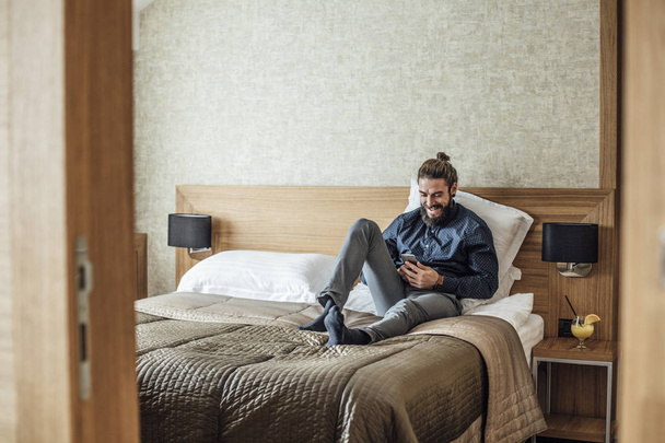 Businessman Enjoying on Hotel Bed - Фото, зображення