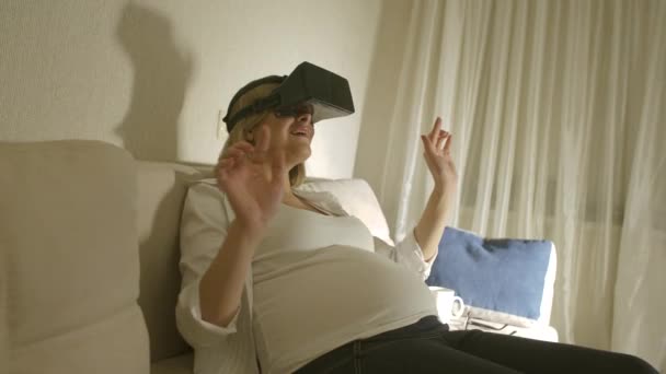 έγκυος κορίτσι με γυαλιά εικονικής πραγματικότητας - Πλάνα, βίντεο