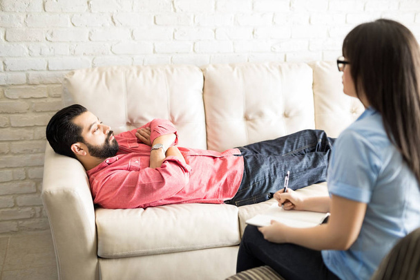 Psikoterapi oturum sırasında erkek hasta - Fotoğraf, Görsel