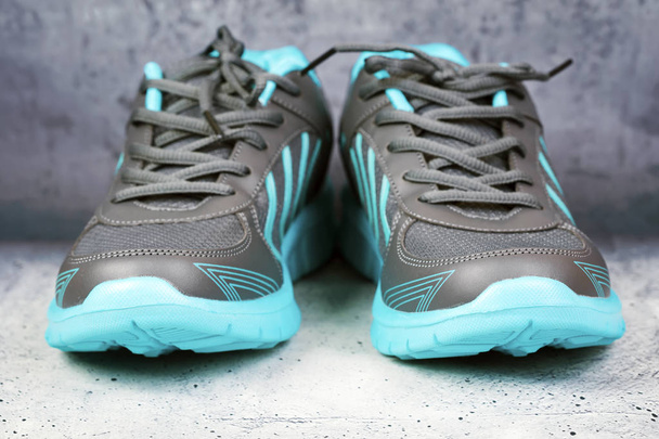 Par de zapatos deportivos azules
  - Foto, Imagen