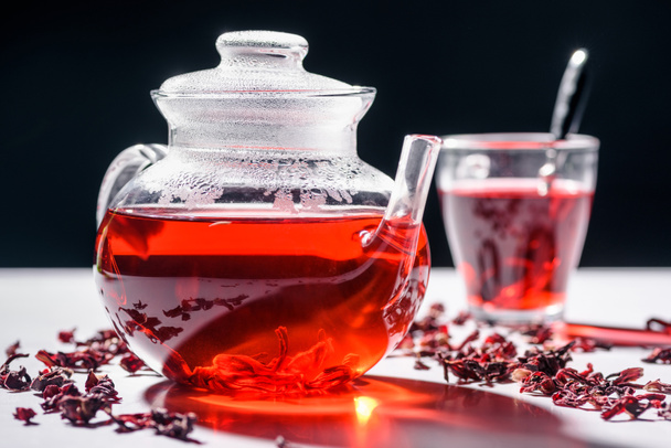 szkła czajnik hibiscus herbata i kubek z miarką na stole - Zdjęcie, obraz