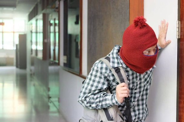 Maskierter Einbrecher mit Handtasche in Haus eingedrungen - Foto, Bild